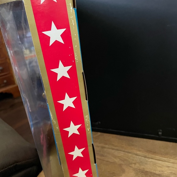 Wonder Woman for President DC Barbie Doll. 1999 - Picture 3 of 6